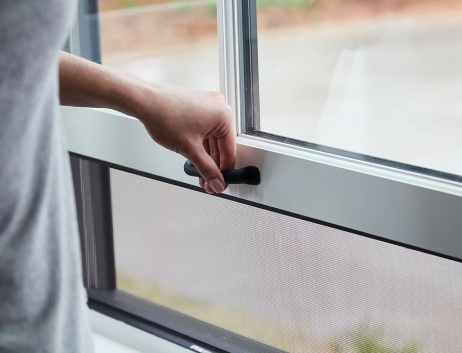 Mano operando ventana Pella